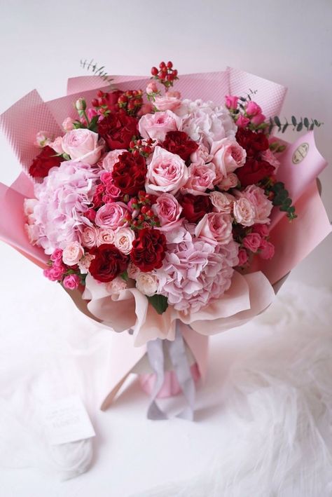 melliflowers on Twitter: "pink and red roses. 🌹 https://t.co/TzBF9FdhGe" / Twitter Floral, Decoration, Instagram, Hoa, Beautiful, Mariage, Casamento, Bouquet, Bunga