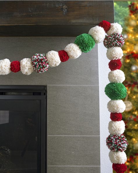 Learn how to make a pom pom Christmas garland to decorate your holiday home! This is SO easy to make, even for beginning crafters. Diy, Christmas Tree Yarn Garland, Diy Christmas Tree Garland, Diy Christmas Garland, Christmas Pom Pom Crafts, Pom Pom Garland, Christmas Tree Garland, Pom Pom Tree, Christmas Pom Pom