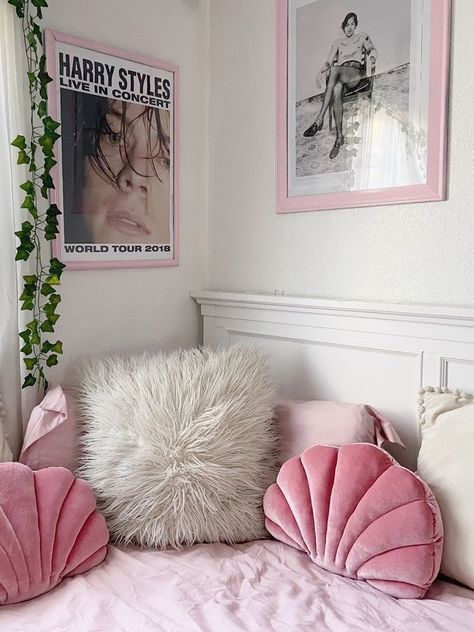 the pink frames with the pink pillows *chefs kiss* Home Décor, Inspiration, Aesthetic Room Decor, Cute Room Decor, Cozy Room, Room Inspo, Room Ideas Bedroom, Room Inspiration Bedroom, Room Ideas