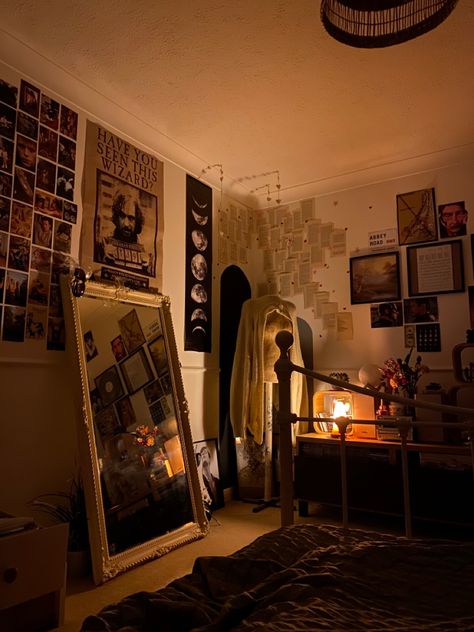 Chaotic Room Aesthetic, Chaotic Academia Room, Chaotic Academia Bedroom, Twilight Room Aesthetic, Cozy Room Aesthetic Dark Comfy, Dark Academia Dorm Room, Dark Academia Room Ideas Bedrooms, Cozy Room Aesthetic Dark, Dark Academia Bed Room