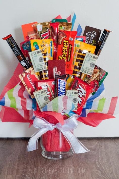 Homemade Gifts, Candy Gift Baskets, Candy Bouquet Diy, Diy Birthday Gifts, Gift Bouquet, Diy Candy Bar, Gift Card Bouquet, Candy Bar Gifts, Candy Bar Bouquet
