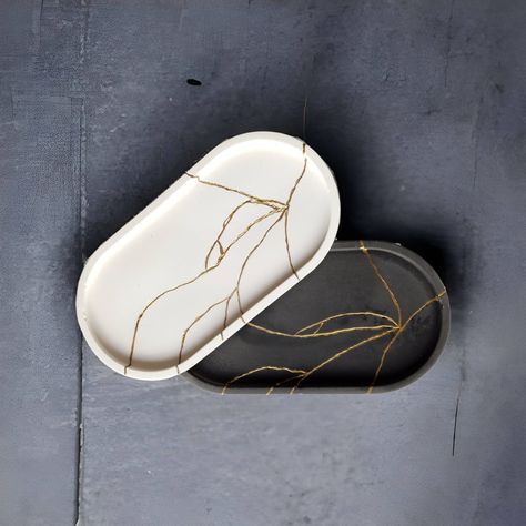 Kintsugi inspired oval tray  *All products are % 100 handcrafted and made in our design studio. *This tray made with color pigment and cement. Before varnishing items let to dry and it takes 3 days. We use special concrete varnish. It's durable to water more. *This tray made with our special durable cement blend.Colored with pigment. *If you want to personalize this product,feel free to contact us.We'd love to do it. *Concrete tray measures:                                     17.5x9x1.5 cm *Sha