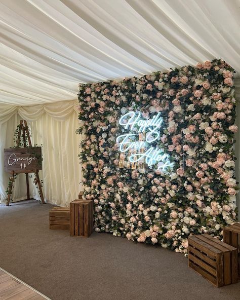 Engagements, Decoration, Backdrop With Flowers, Photo Booth Backdrop Wedding, Backdrop Ideas, Flower Backdrop Wedding, Reception Backdrop, Photo Backdrop Wedding, Wedding Wall Decorations