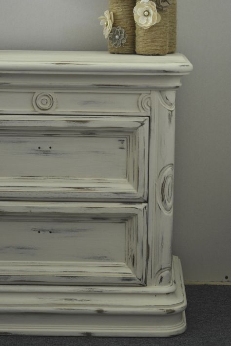 Check out this great beginner's guide to distressing furniture the easy way! She shares all her secrets for achieving that perfectly distressed look! #northcountrynest #tutorial #DIY Painted Furniture, Distressed Furniture Painting, Distressed Furniture, Painting Old Furniture, Distressed Furniture Diy, How To Distress Wood, Paint Furniture, White Distressed Furniture, Wood Furniture