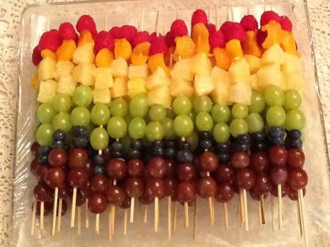 Rainbow Fruit Kabobs, Fruit Kabob, Kids Party Snacks, Birthday Snacks, Healthy Party Food, Birthday Party Snacks, Fruit Kabobs, Rainbow Fruit, Dessert Aux Fruits