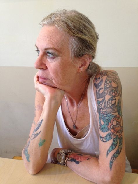 Old Tattooed People, Older Women With Tattoos, Old Women With Tattoos, Celebrity Tattoos Women, Best Celebrity Tattoos, Empowering Tattoos, Fresh Tattoo, Tattoo People, Neon Hair