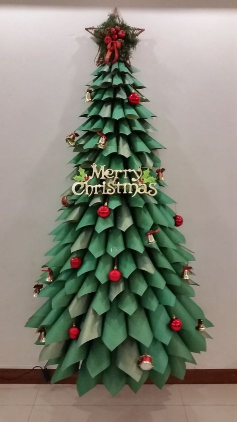 Wrapping Paper Xmas Tree. Decoration, Diy, Decoracion Navidad, Diy Paper Christmas Tree, Manualidades, Diy Christmas Tree, Christmas Tree Decorations Diy, Basteln, Recycled Christmas Tree