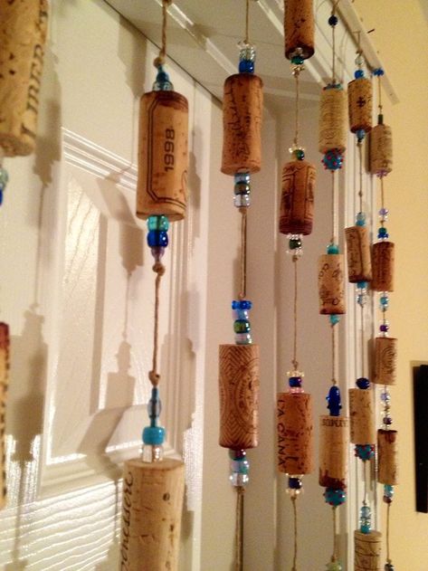 These crafts are as useful as they are adorable. Upcycling, Cork Garland, Cork Crafts, Cork Ornaments, Wine Cork Diy Crafts, Cork Diy, Cork Crafts Diy, Wine Bottle Corks, Bottle Crafts