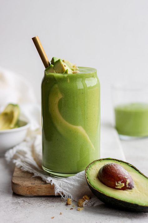 Eat your greens with this delicious 4-Ingredient Avocado Smoothie! All you need is spinach, banana, almond milk, and of course -- avocado! Matcha, Kochen, Easy, Frozen, Oreo, Jus, Rezepte, Recetas, Dieta