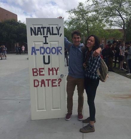 25 cute Promposal or Homecoming invite ideas - Alyce Paris Homecoming, Asking To Homecoming, Asking To Prom, Sadies Proposal, Funny Promposals, Funny Proposal, Funny Prom, Cute Homecoming Proposals, Homecoming Proposal