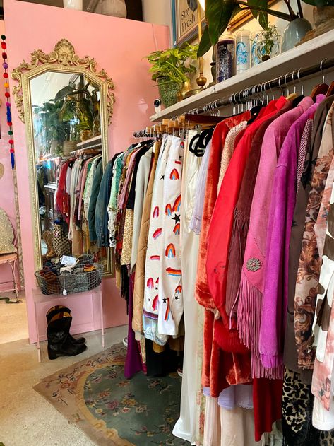 16 Tips For How to Thrift Shop and Find Gems Wardrobes, Local Thrift Stores, Thrift Shop Finds, Thrift Store, Thrift Shopping, Thrift Shop Clothes, Vintage Thrift Stores, Consignment Shops, Vintage Store Ideas