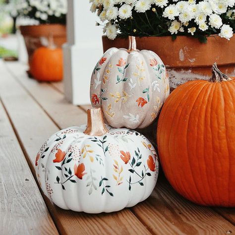 Looking for affordable, hassle-free pumpkin decorating ideas? look no further! I have compiled this list with the best punking painting ideas! #pumpkingpainting #nocarvepumpkin #nocarvepaintpumpkin #funpumpkin #paintedpumpkin Halloween, Halloween Pumpkins, Halloween Pumpkins Painted, Fall Halloween, Halloween Pumpkin Designs, Fall Halloween Decor, Pumpkin Crafts, Halloween Fun, Fall Pumpkins