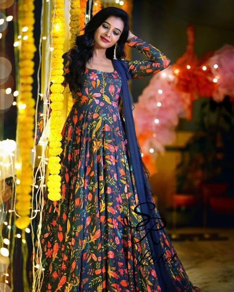 Simple Pakistani Dresses, Simple Frock Design, Simple Frocks, Model Dress, Lehenga Designs Simple, Long Frocks Designs, Indian Fancy Dress, Indian Fashion Dresses, Dress Indian Style