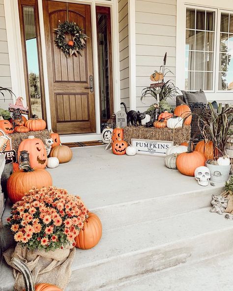 Home-made Halloween, Halloween Front Porch Decor, Outdoor Halloween, Halloween Outdoor Decorations, Halloween Porch, Halloween Front Porch, Fall Halloween Decor, Fall Decorations Porch, Fall Halloween