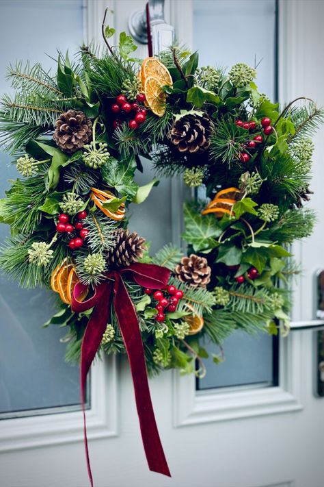 Christmas Wreaths, Natal, Red Velvet, Decoration, Christmas Wreaths For Front Door, Christmas Door Wreaths, Christmas Front Doors, Real Christmas Wreaths, Fresh Christmas Wreath