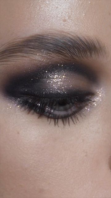 Natasha Denona on Instagram: "Rocking into 2023 with this Smoky Party Eye makeup look! Ft My Dream Eyeshadow Palette, the Love Cheek Palette ( I used the Diamond Powder for the sparkle on the eyelids) & the Macro Tech eye Crayon In shade black for sketching the lash line & crease 🌟 #makeupbynatashadenona" Girls Makeup, Maquillaje De Ojos, Maquiagem, Dark Makeup, Maquillaje, Ethereal Makeup, Black Eye Makeup, Black Makeup, Dark Makeup Looks
