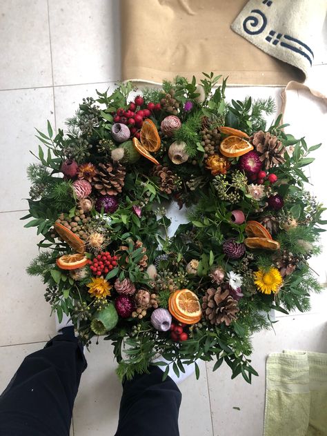 Real Christmas Wreath, Holiday Door Wreaths, Natural Christmas Wreaths, Large Christmas Wreath, Fresh Christmas Wreath, Diy Christmas Videos, Fresh Wreath, Artificial Christmas Wreaths, Foliage Wreath