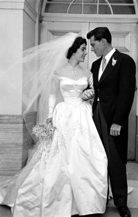 32 Glamorous Photos of the Best Wedding Dresses Worn By Famous Beauties in the 1950s ~ Vintage Everyday Hollywood Wedding, Vintage Bridal, Vintage Wedding Photos, 1950s Wedding Dress, Vintage Bride, Celebrity Wedding Dresses, Vintage Wedding, Wedding Dresses Vintage, Celebrity Weddings