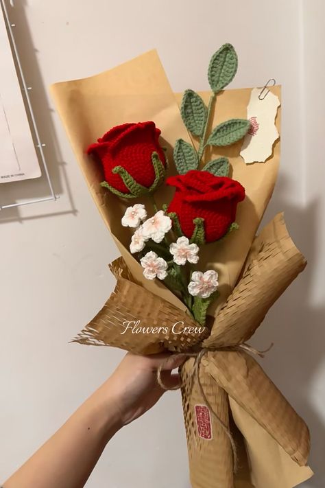 red rose for lover Crochet Flowers, Crochet, Amigurumi Patterns, Crochet Bouquet, Diy Bouquet Wrap, Flower Bouquet Diy, Crochet Rose, Crochet Gifts, Crochet Roses