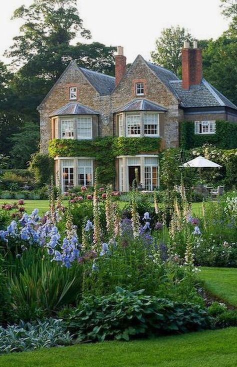 Inspired by the English countryside | English manor | Life Without Louboutins Cottages, Country, Architecture, Cottages England, New England Mansion, Country House, Cottage Mansion, Big Cottages, Cottage Garden