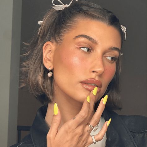 Yellow "lemonade" nails are going to be everywhere this spring, and have been spotted on Hailey Bieber and Selena Gomez. Here's how to get in on the bright nail trend, straight from Bieber's manicurist. Haar, Girls Makeup, Ongles, Maquillaje, Celebrity Nails, Pretty Nails, Natural Nails, Tendencias De Maquillaje, Uñas