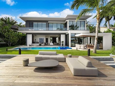 Miami Houses, Miami Beach House, Luxury Beach House, Modern Beach House, Beach House Design, Luxury Homes Dream Houses, Luxury House, Beach House Exterior, Villa Design