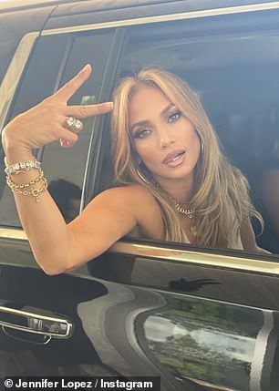 Jennifer Lopez's $1 MILLION engagement ring is nowhere to be seen in latest Instagram snaps Blonde Hair, New Hair, Haar, Blond, Cabello Largo, Hair Inspiration, Hair Inspo, Mechas, Blonde