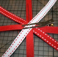 How to make a loopy bow Only use the smaller ribbons for smaller bow Bows, Diy, Ribbon Crafts, Bow Clips, Ribbon Bows, Loopy Bow, Diy Bow, Bow Accessories, Baby Bows