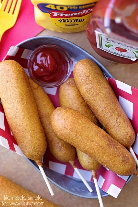 A copycat version of the famous hand-dipped corn dogs that you can find at Disneyland! This recipe is beyond simple and makes a delicious corn dog! Snacks, Copycat Recipes, Disneyland Food, Disney Food, Yummy Food, Food And Drink, Hamburger, Comfort Food, Hot Dogs