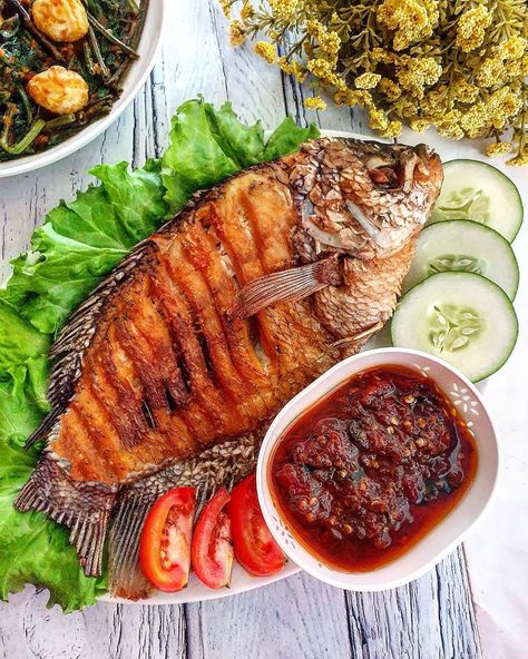 Indonesian Food, Indonesian Food Traditional, Makanan Dan Minuman, Roti, Traditional Food, Meat Food Styling, Fried Fish, Fish Food Photography, Fish Recipes Healthy