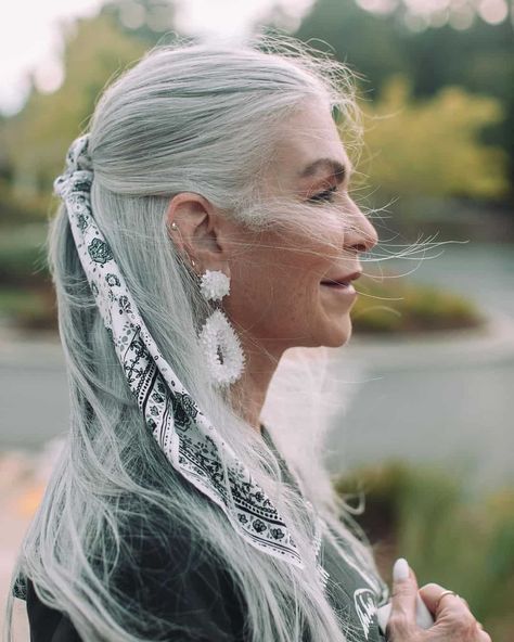 Style Fashion, Silver Haired Beauties, Classic Hairstyles, Chic Hairstyles, Scarf Hairstyles, Stylish Hair, Long Hair Older Women, Grey Curly Hair, Long Gray Hair