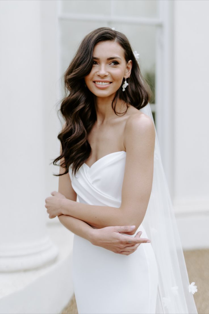 Beautiful Lilah 💗
Creative Director: @clairedomonteweddings
Photography: @chloeelyphotography
Accessories: @viviembellishbridal Long Hair Styles, Bridal Hair, Haar, Bride Makeup, Asian Bridal Hair, Hair Inspiration, Bride Makeup Natural, Hochzeit, Peinados