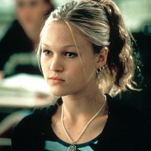 Tying your hair back into a greasy ponytail and pulling two strands out of the front to frame your face. | 24 Forgotten Trends All Mid-'00s Teen Girls Were Slightly Obsessed With Fashion, 90s Grunge Hair, 90's, Julia Stiles, 90s Hairstyles, 90s, Moda, Grunge Hair, Beauty Trends