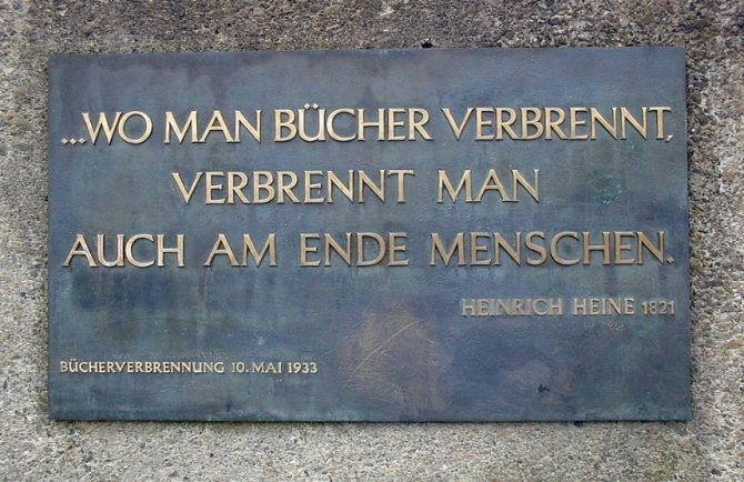 a plaque on the side of a building that reads, woman bucher verbernt, verbberent man, such as i am ende menschen
