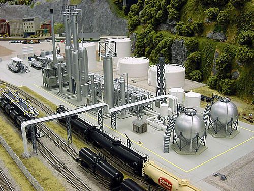 a model train is shown with tanks and other equipment