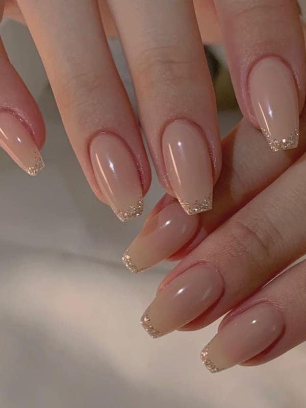 classy gold nails: nude base and gold tips Sophisticated Nails, White Gold Nails, Gold Nails French, Beige Nails Design, Gold Glitter Nails, White Nails With Gold, Gold Holiday Nails, Glitter French Tips, Gold French Tip