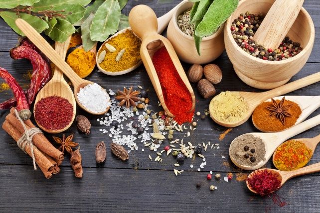 Como usar temperos na cozinha: ervas e especiarias | Blog Minerva Ayurveda, Quinoa, Healthy Recipes, Nutrition, Pesto, Spices And Herbs, Herbs & Spices, Spices, Herbalism