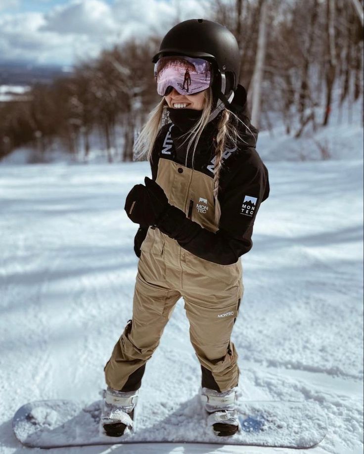 Winter, Sledding Outfit, Girls Snowboarding Outfits, Snowboard Girl Style, Snowboarding Girl, Snowboard Girl, Snowboarding Outfits For Women, Snowboard Girl Aesthetic, Cute Snowboarding Outfits