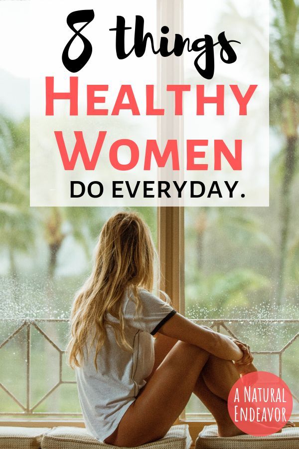 a woman sitting in front of a window with the words 8 things healthy women do everyday