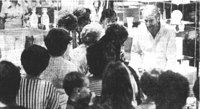 Rod McKuen signing books at a Phoenix mall, 1977