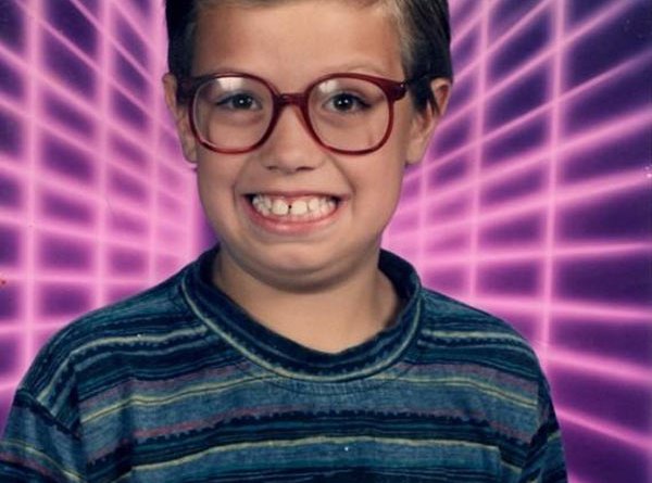 27 Funny Family Photos & Vintage Snaps ~ funny elementary school picture with laser beams backdrop