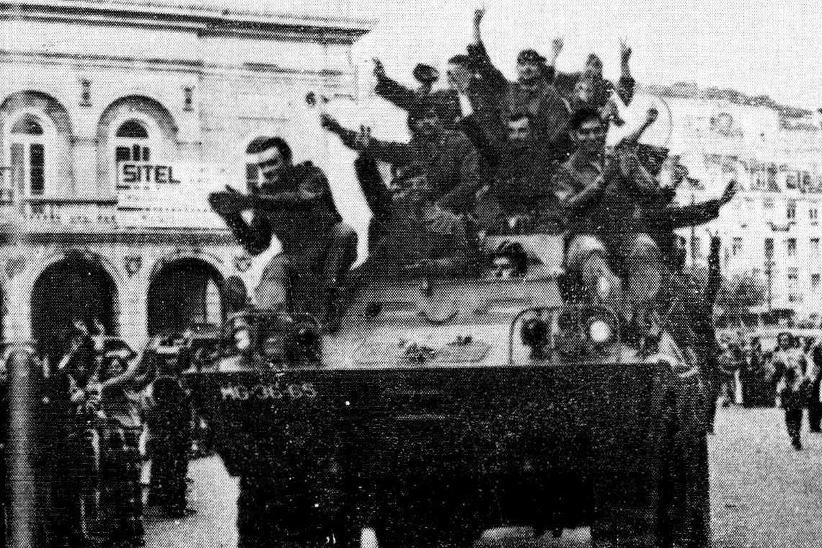 Повстанцы вступают в Лиссабон, 25 апреля 1974 года 
