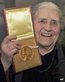 Doris Lessing with her Nobel Prize