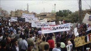 Protesters in the northern Syrian town of Qamishli on 29 April 2011 (mobile phone image)