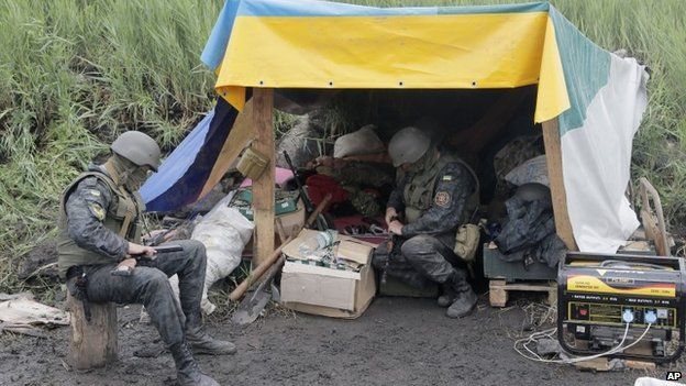 Ukrainian soldiers prepare their weapons at a position in Sloviansk, Ukraine (31 May 2014)