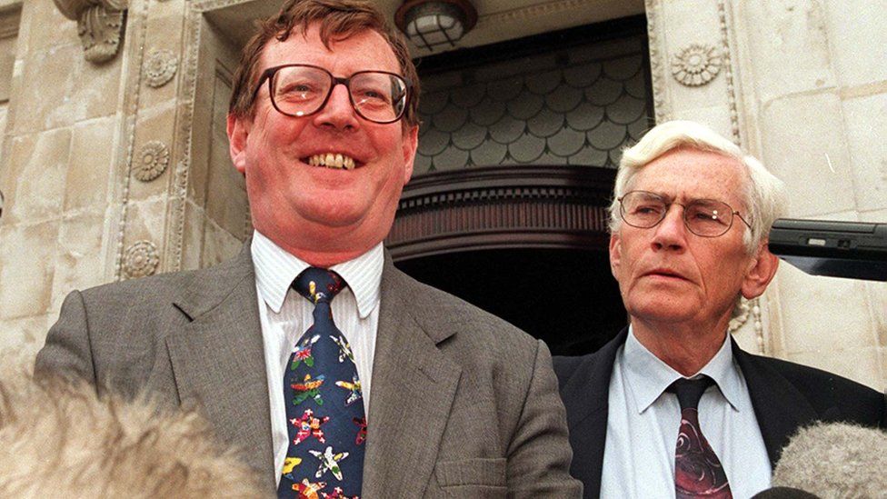 Former First Minister David Trimble and former Deputy First Minister Seamus Mallon face the microphones in 1998