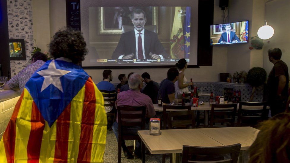 People in a Barcelona bar listen to a broadcast by Spanish King Felipe, two days after the Catalonian referendum, 3 October 2017
