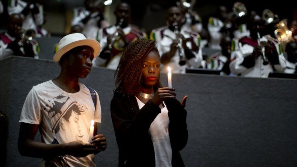 Christine Ochieng holds a candle in memory of those who died in the Garissa attack, at a Nairobi memorial event (02/04/2016)