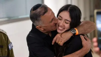 Noa Argamani reunited with her father