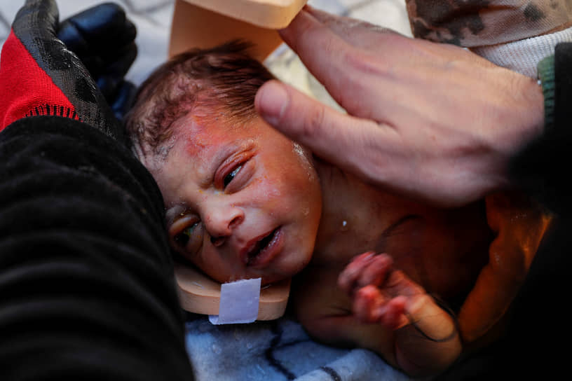 Новорожденный спасен из-под завалов дома в Хатае (Турция)